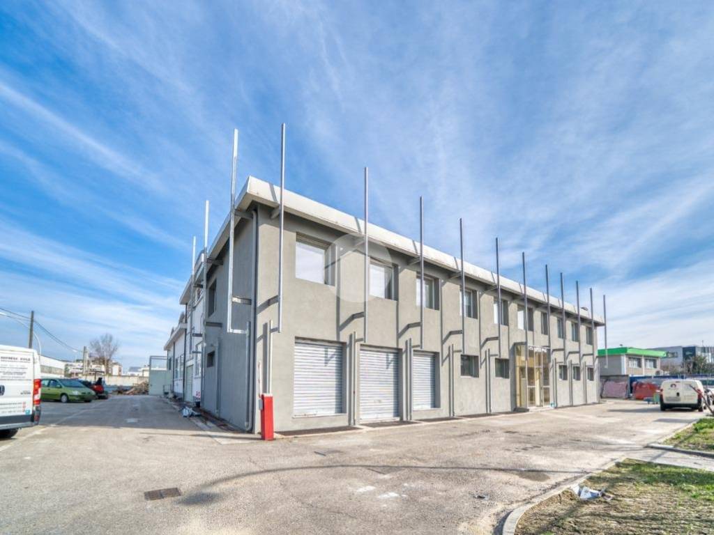 locale commerciale in vendita a Grugliasco in zona Lesna