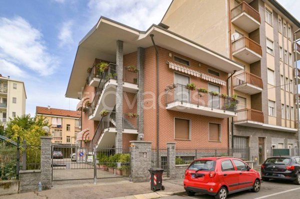 casa indipendente in vendita a Grugliasco in zona Lesna