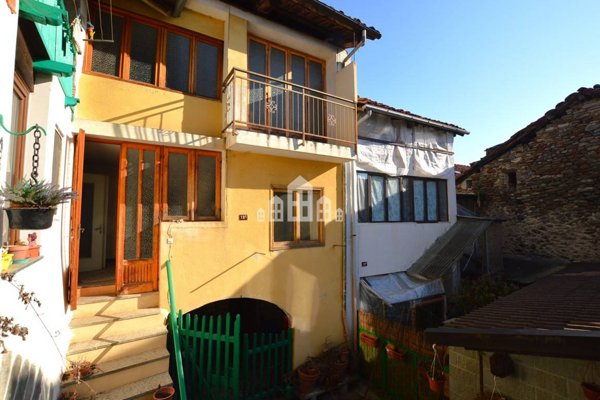 casa indipendente in vendita ad Issiglio