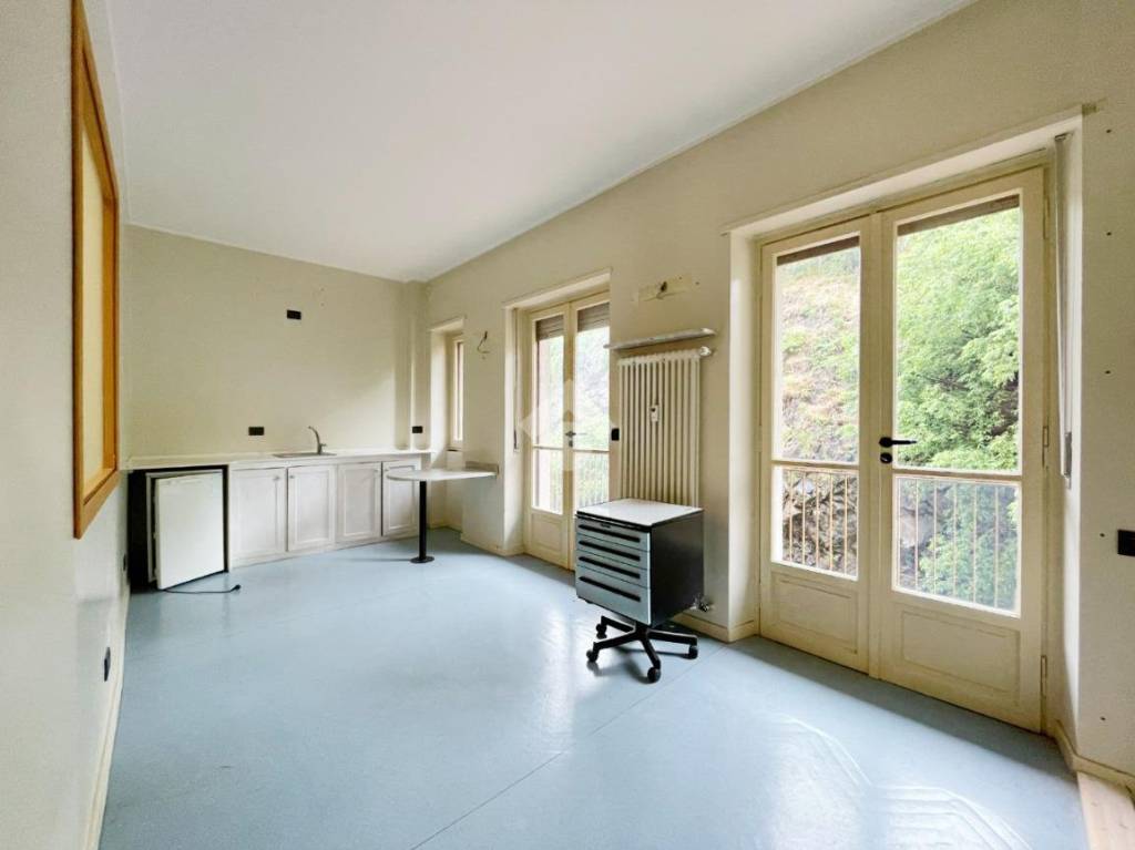 ufficio in vendita ad Ivrea