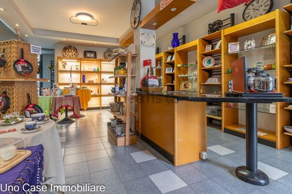 locale commerciale in vendita ad Ivrea