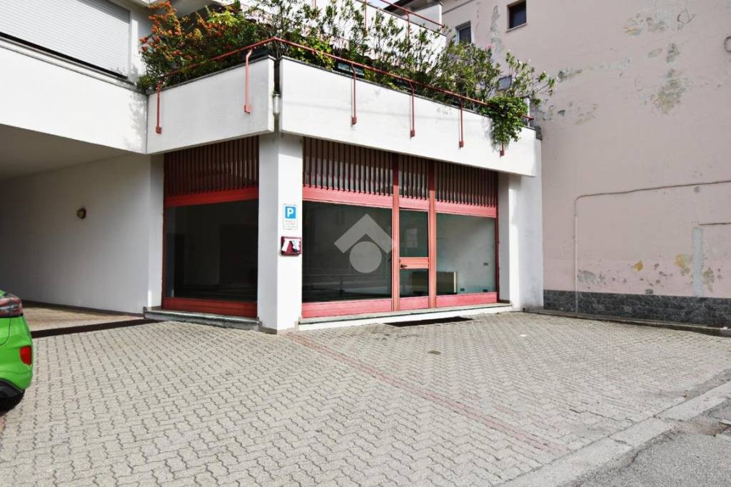 negozio in vendita ad Ivrea