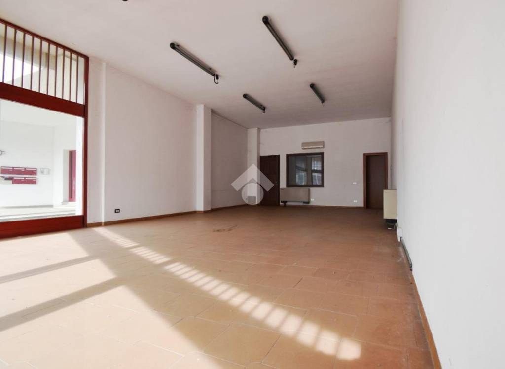 negozio in vendita ad Ivrea