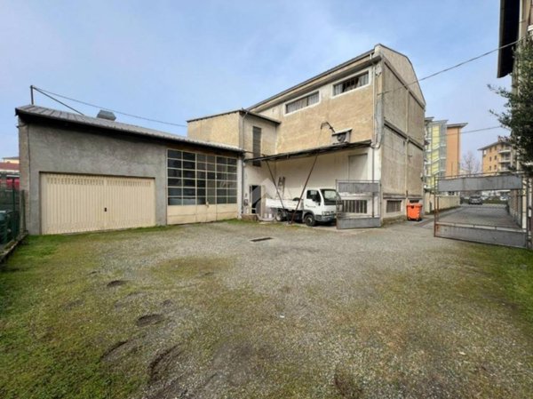 locale commerciale in vendita ad Ivrea