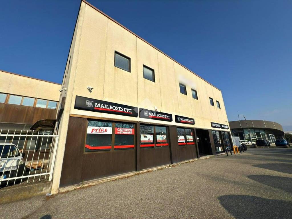 locale commerciale in vendita ad Ivrea