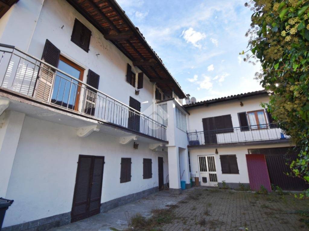 casa indipendente in vendita ad Ivrea in zona Torre Balfredo