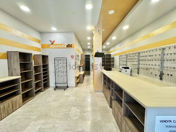 locale commerciale in vendita ad Ivrea