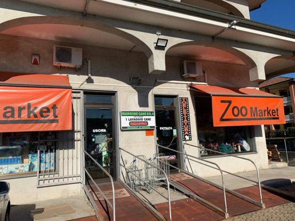 negozio in vendita ad Ivrea