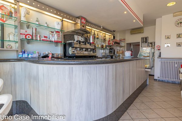 negozio in vendita ad Ivrea