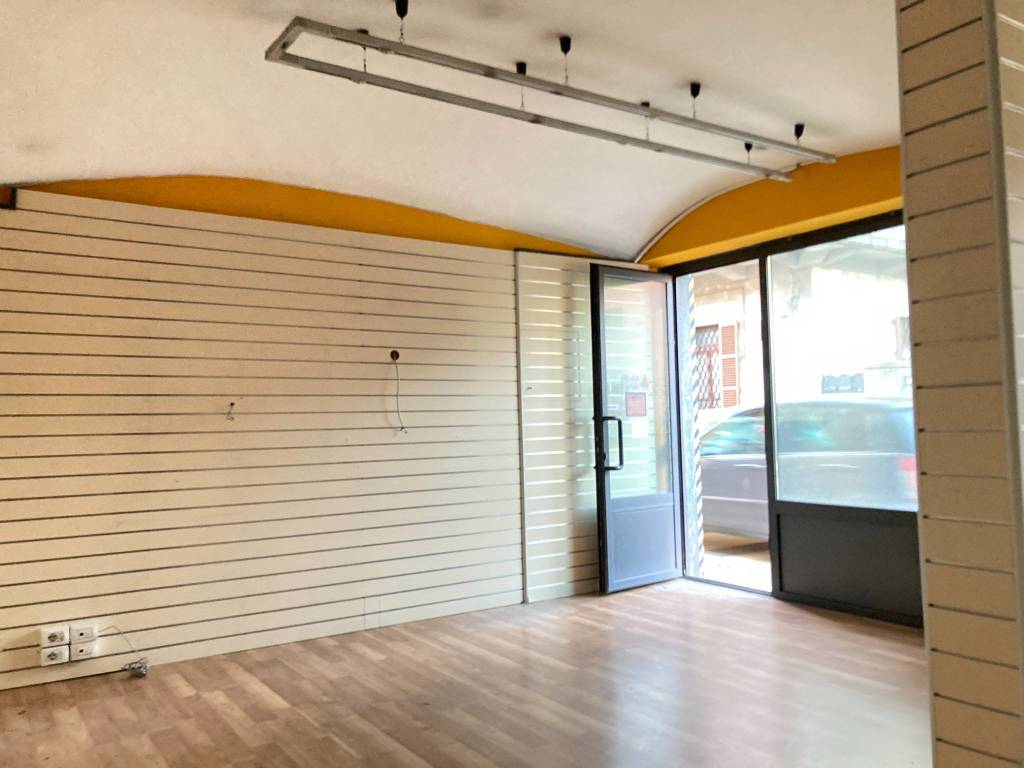 negozio in vendita ad Ivrea