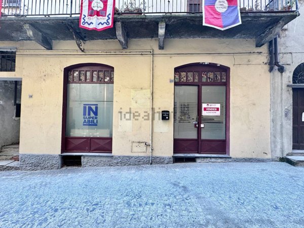 locale commerciale in vendita ad Ivrea