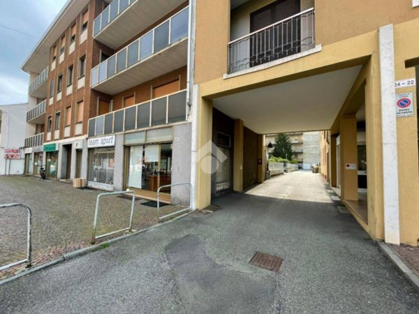 locale commerciale in vendita ad Ivrea