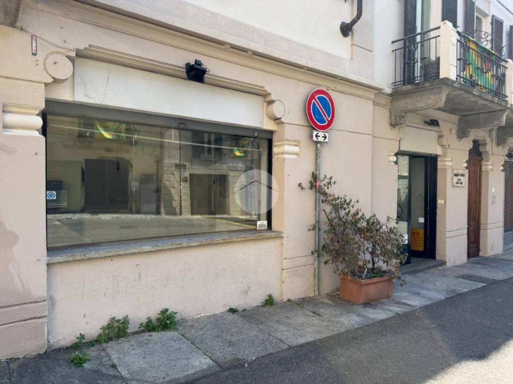negozio in vendita ad Ivrea