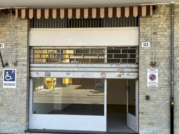 negozio in vendita ad Ivrea