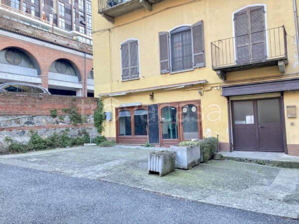 locale commerciale in vendita ad Ivrea