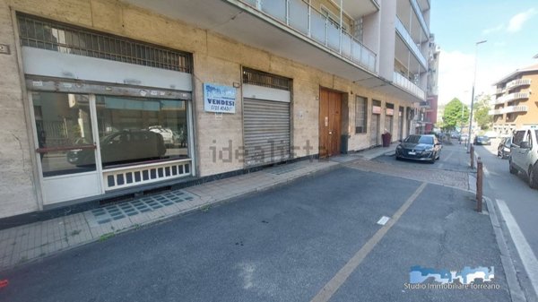 locale commerciale in vendita ad Ivrea