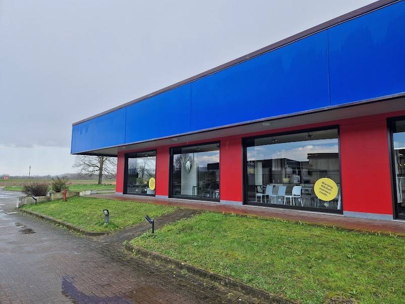 locale commerciale in vendita ad Ivrea