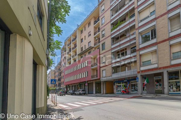 negozio in vendita ad Ivrea