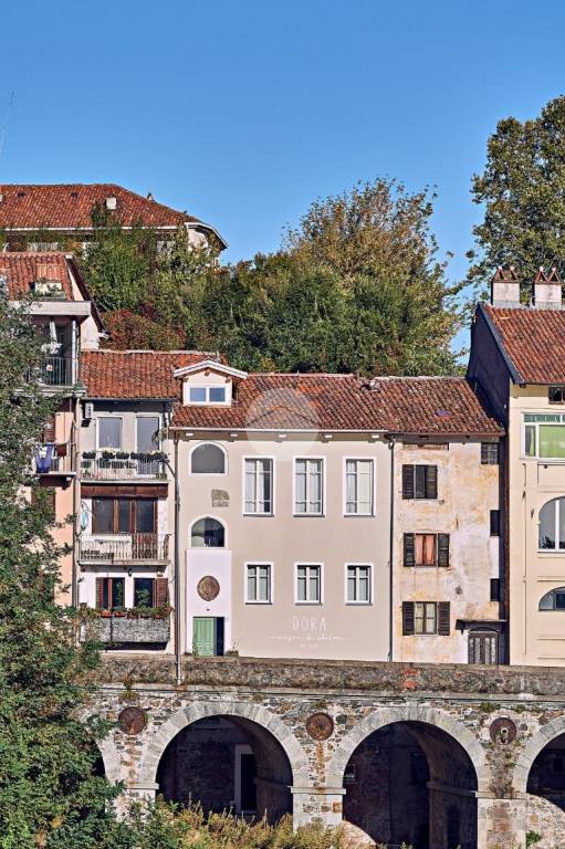 negozio in vendita ad Ivrea