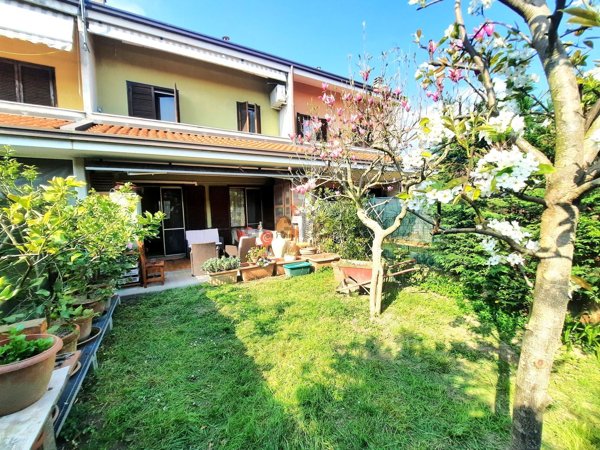 casa indipendente in vendita ad Ivrea