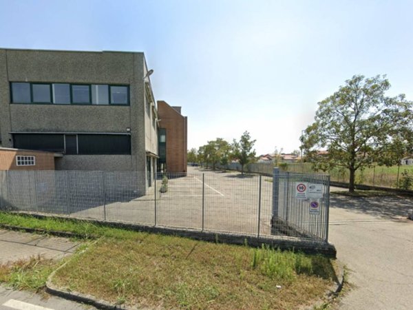 locale commerciale in vendita ad Ivrea