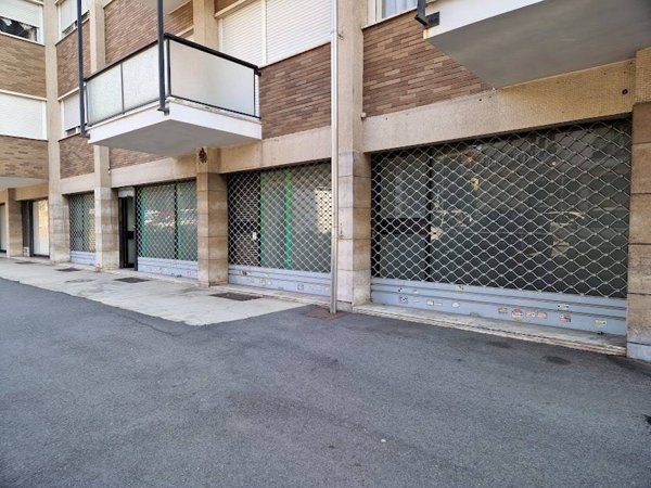 negozio in vendita ad Ivrea