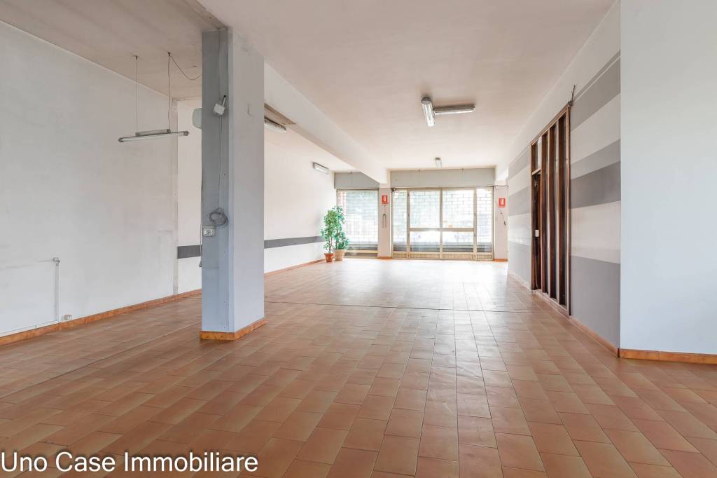 negozio in vendita ad Ivrea