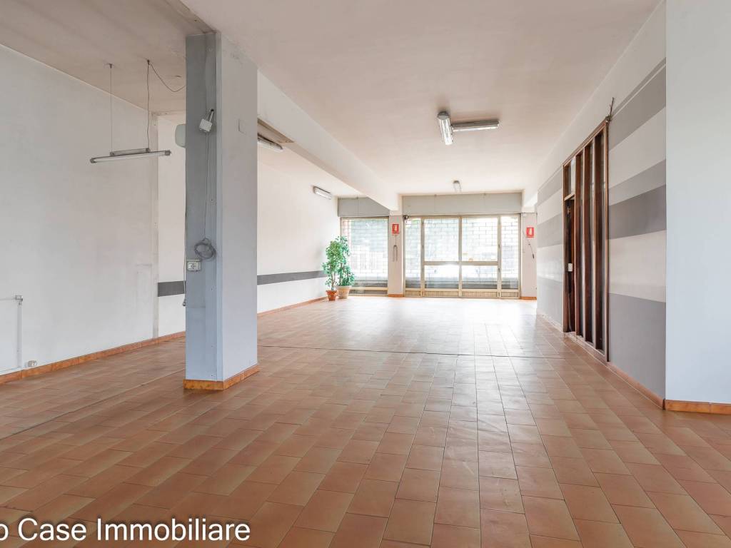 negozio in vendita ad Ivrea