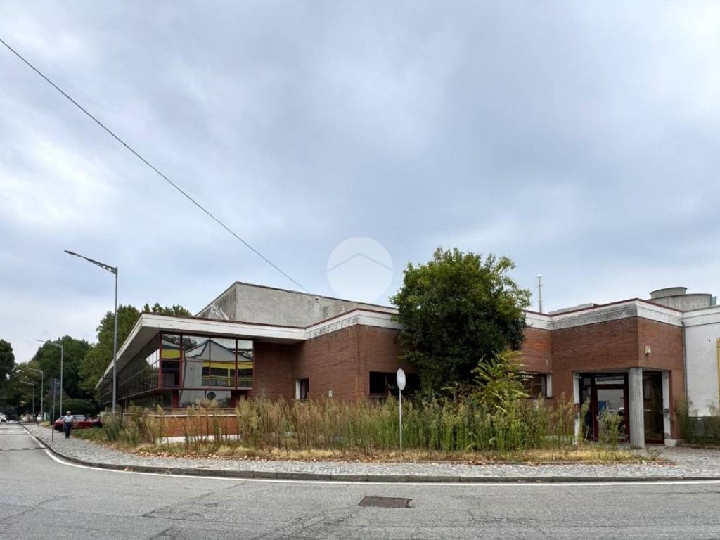 locale commerciale in vendita ad Ivrea