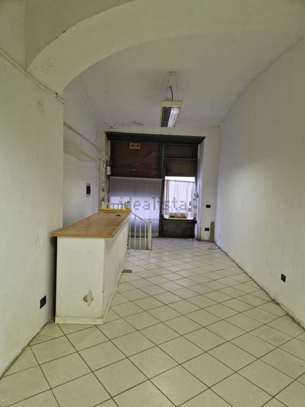 locale commerciale in vendita ad Ivrea