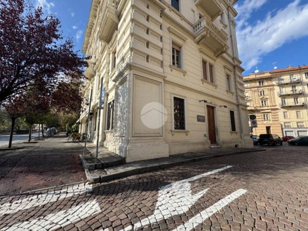 negozio in vendita ad Ivrea