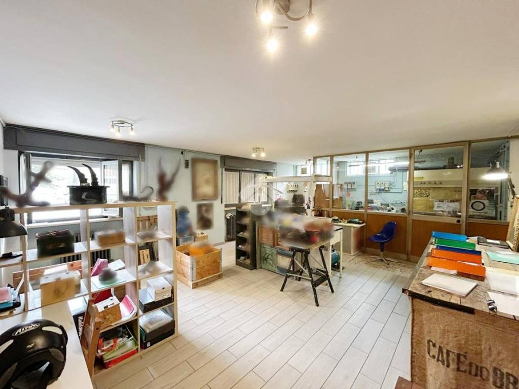 negozio in vendita ad Ivrea