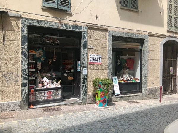 negozio in vendita ad Ivrea