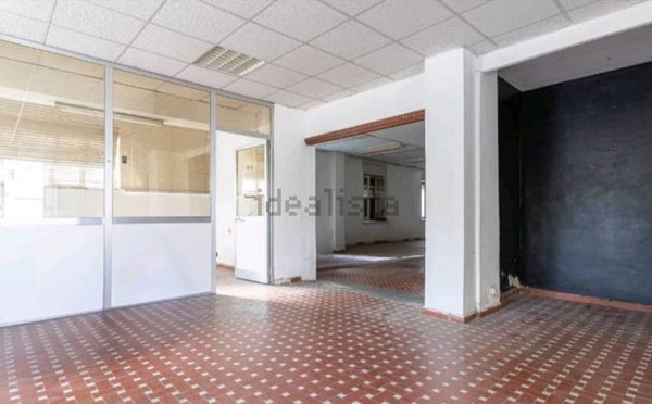 locale commerciale in vendita ad Ivrea