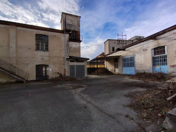 locale commerciale in vendita ad Ivrea