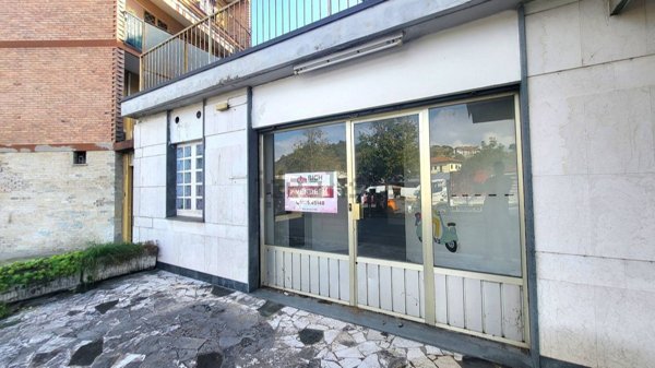 locale commerciale in vendita ad Ivrea