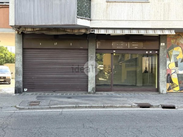 locale commerciale in vendita ad Ivrea