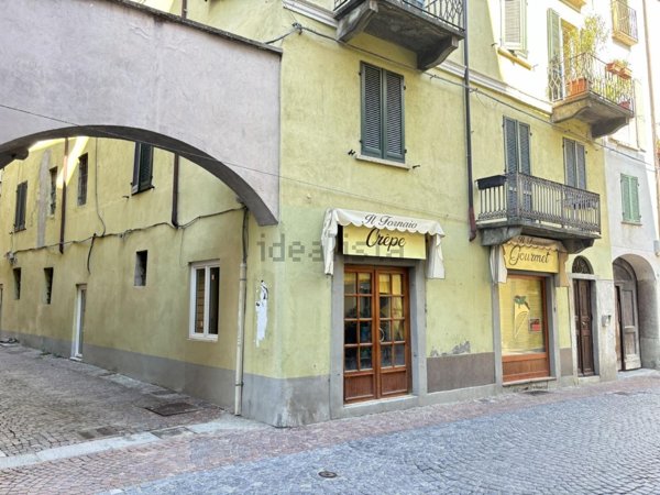 locale commerciale in vendita ad Ivrea