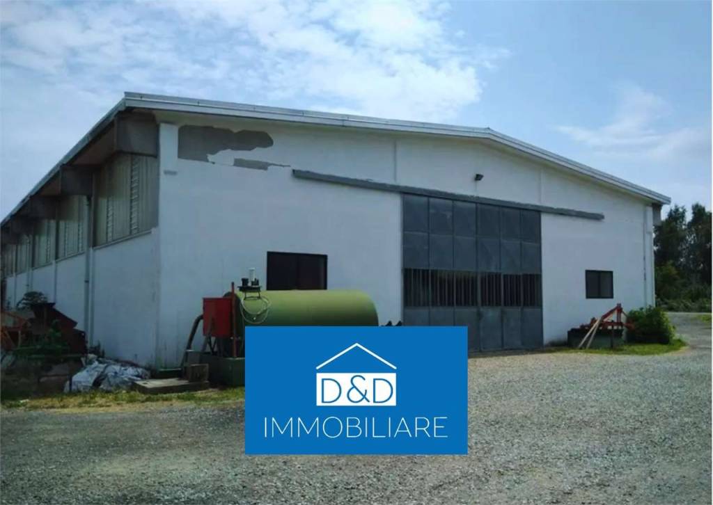 locale commerciale in vendita ad Ivrea