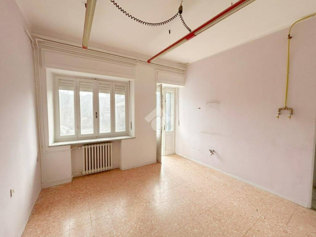 negozio in vendita ad Ivrea