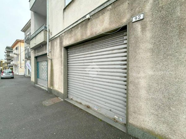 negozio in vendita ad Ivrea