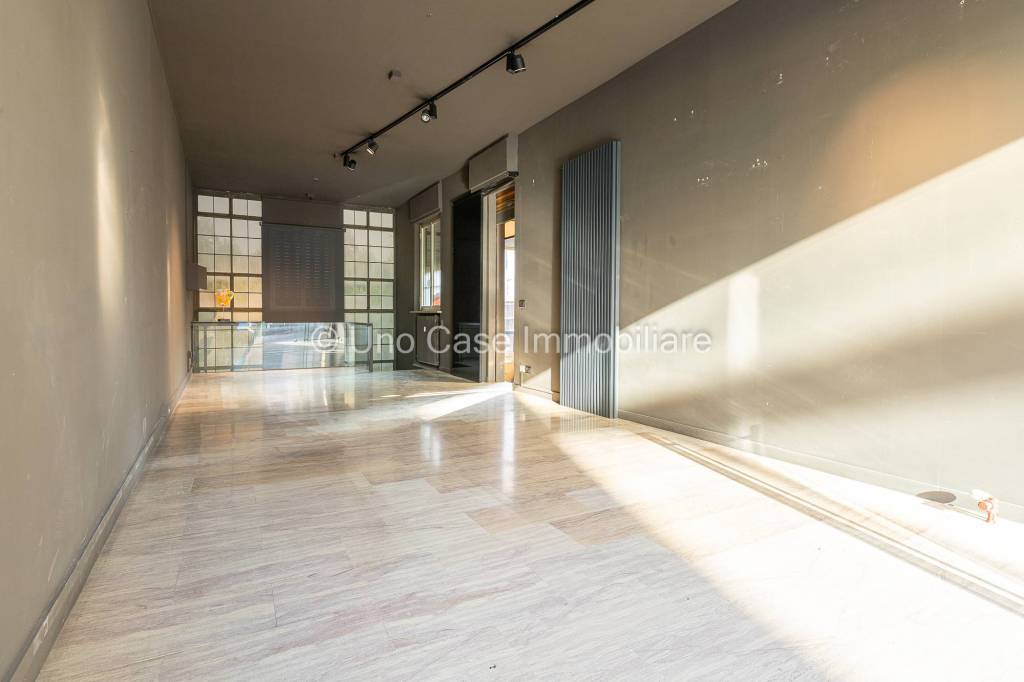 negozio in vendita ad Ivrea