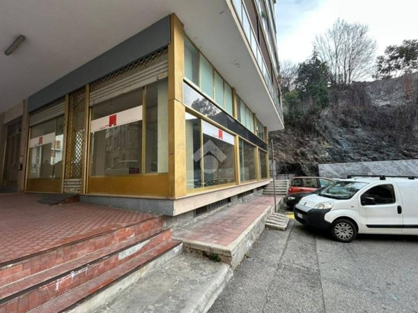 negozio in vendita ad Ivrea