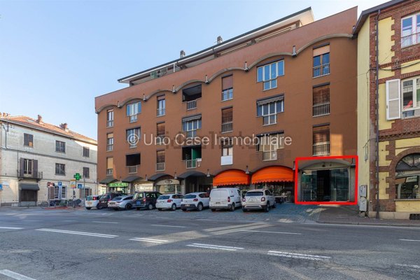 locale commerciale in vendita ad Ivrea