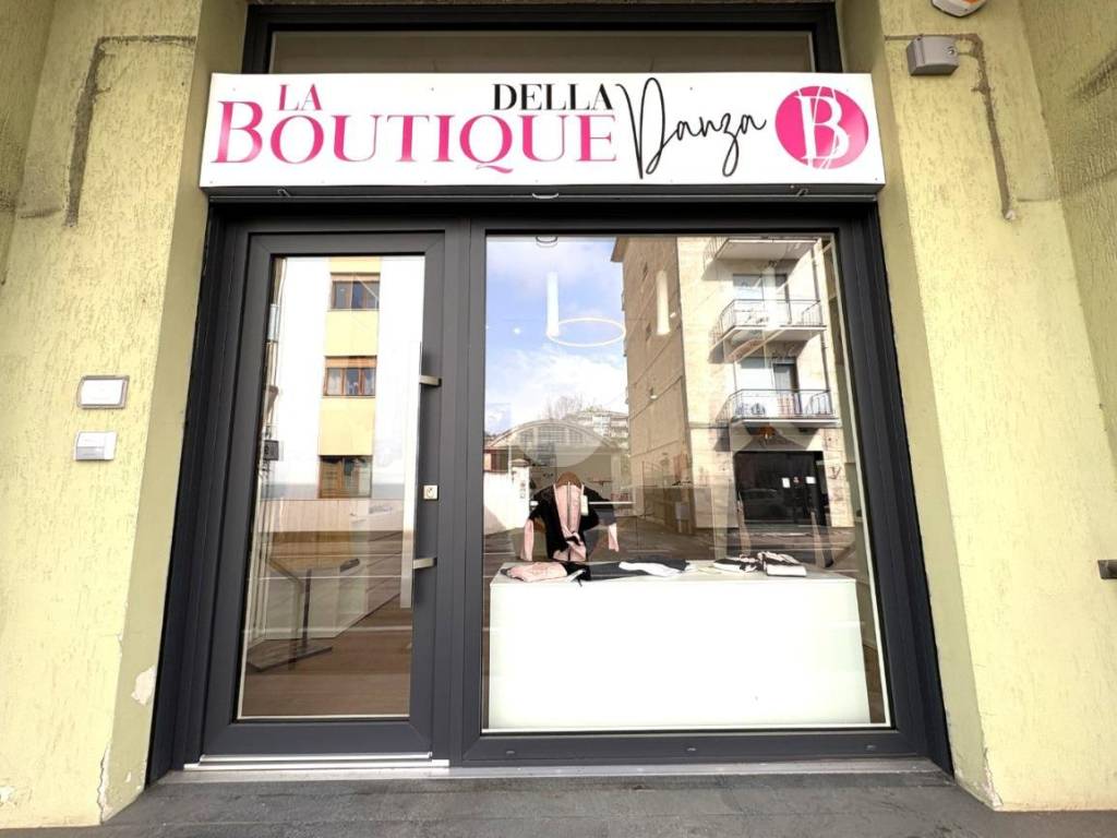 negozio in vendita ad Ivrea