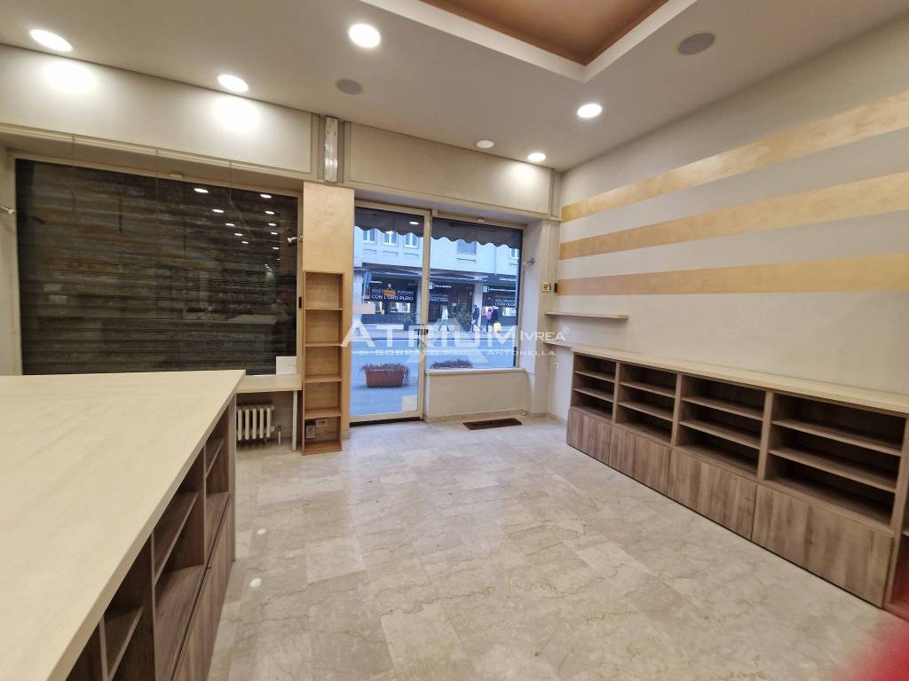 negozio in vendita ad Ivrea