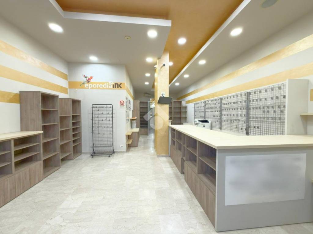 negozio in vendita ad Ivrea