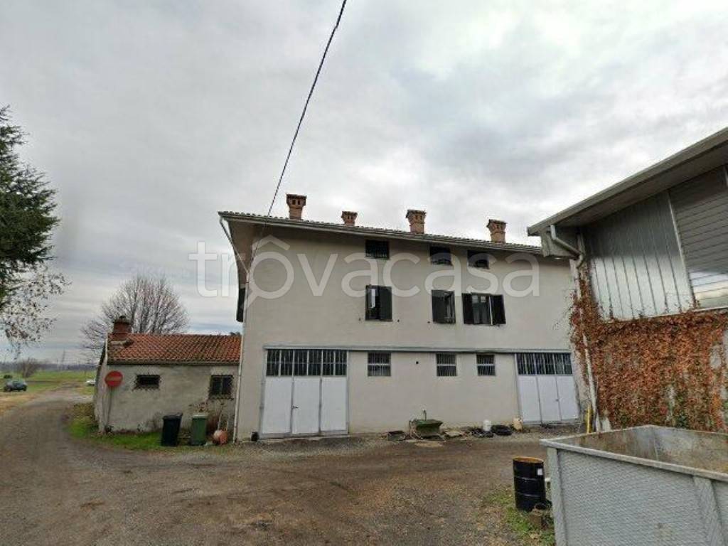 locale commerciale in vendita ad Ivrea