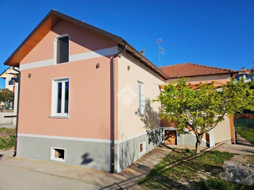 casa indipendente in vendita ad Ivrea