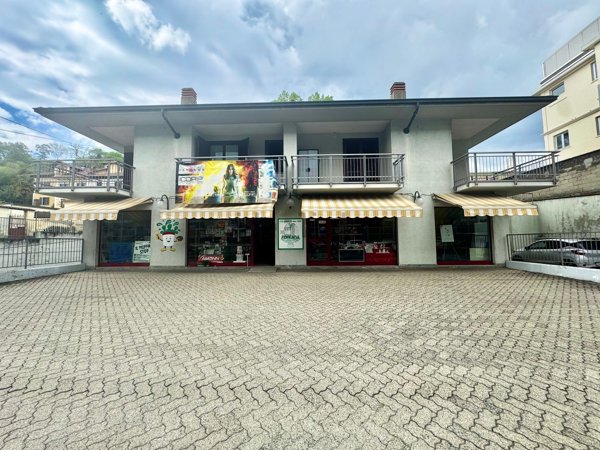 locale commerciale in vendita ad Ivrea